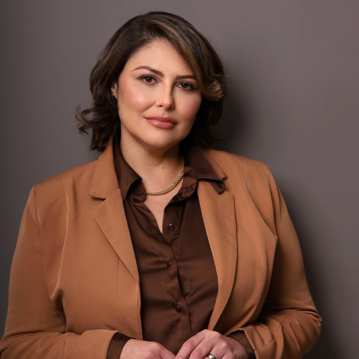 Retrato profissional da Dra. Luciana Obeid, médica com atuação em Medicina Capilar e Tricologia